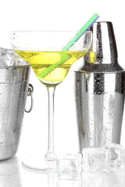 Seau à glace en métal et shaker et cocktail isolé sur blanc — Photo