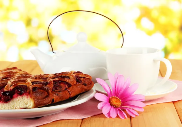 Torta de cereja com chá na mesa no fundo brilhante — Fotografia de Stock