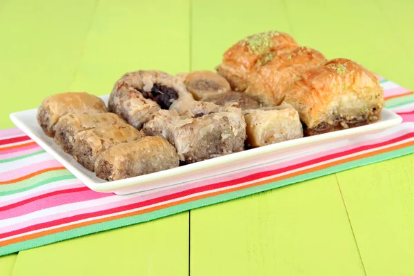 Baklava dulce en el plato en primer plano de la mesa —  Fotos de Stock