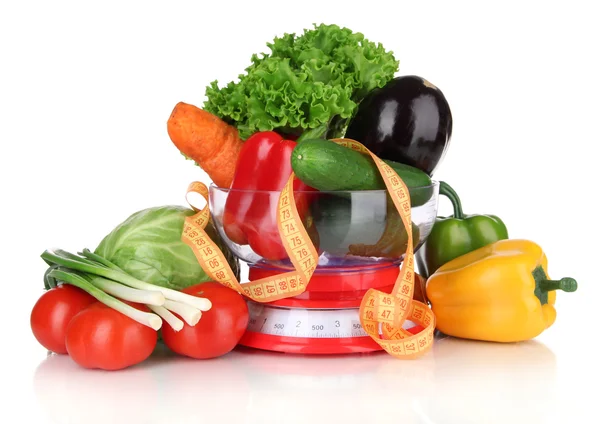 新鲜蔬菜在体重秤上白色隔离 — 图库照片