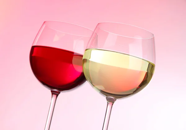 Glazen wijn op lichte roze Toon — Stockfoto