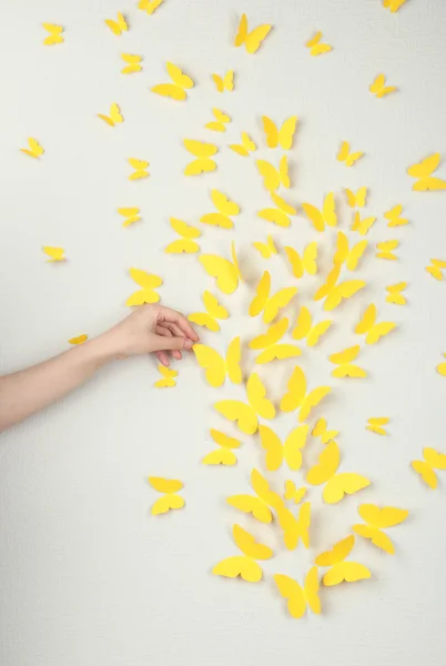 Papier papillons jaunes volent sur le mur dans différentes directions — Photo