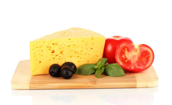 Сыр, базилик и овощи на разделочной доске изолированы на белом — стоковое фото