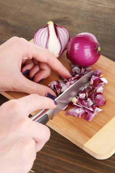 Cutting purple onion on wooden background — Stock Photo, Image