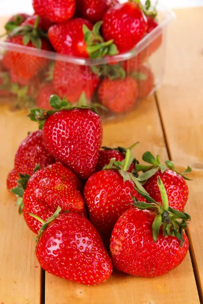 Viele Erdbeeren auf Holztisch — Stockfoto