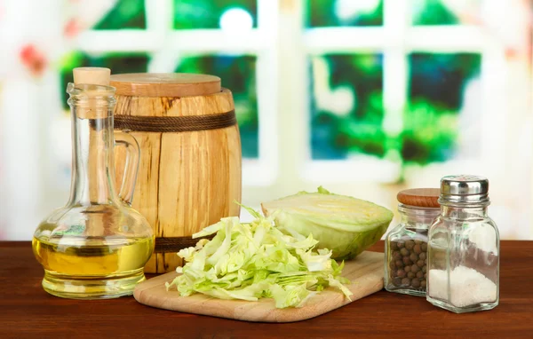 Yeşil lahana, yağ, kesme tahtasındaki baharatlar, parlak arkaplan — Stok fotoğraf