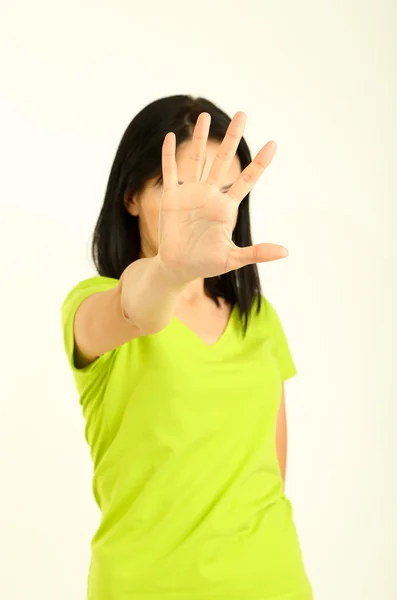 Dívka ukazuje stopku izolované na bílém — Stock fotografie