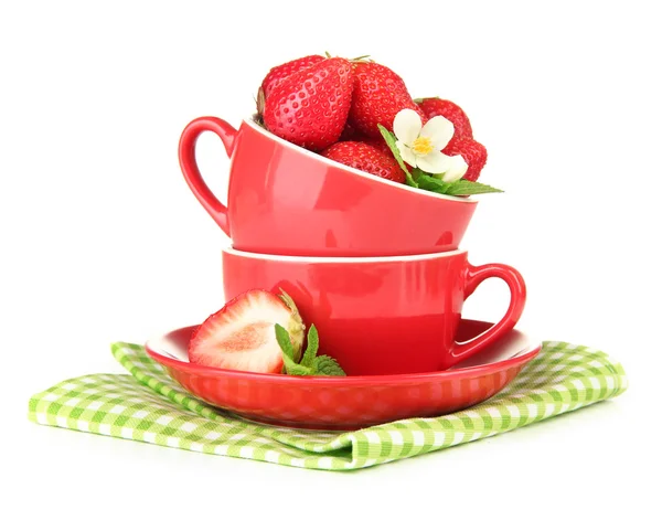 成熟的甜草莓红杯子在白色上孤立 — 图库照片