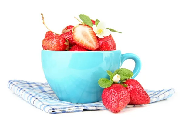 Fresas dulces maduras en taza azul, aisladas en blanco —  Fotos de Stock