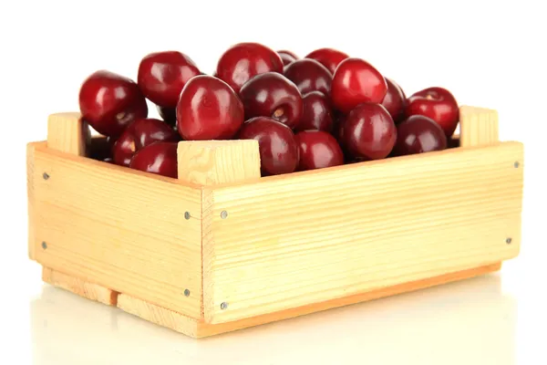 Вишневые ягоды в деревянной коробке изолированы на белом — стоковое фото