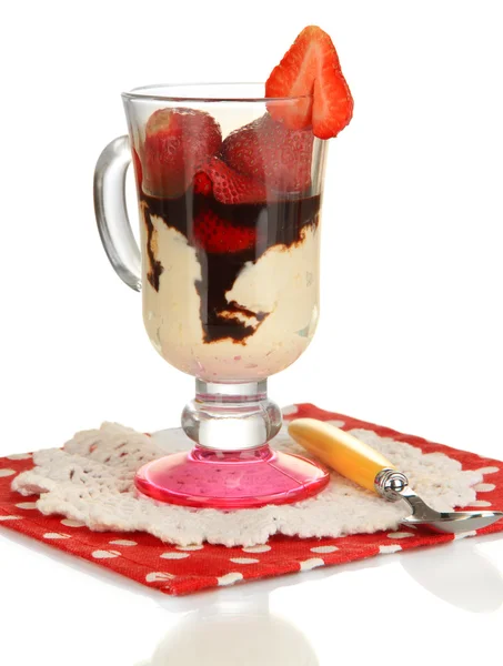 Heerlijk aardbei dessert in glazen vaas geïsoleerd op wit — Stockfoto