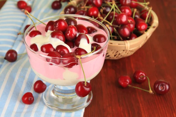 Delicioso postre de cereza en jarrón de vidrio sobre mesa de madera —  Fotos de Stock