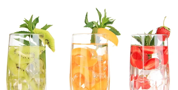 Verres de boissons aux fruits avec glaçons isolés sur blanc — Photo