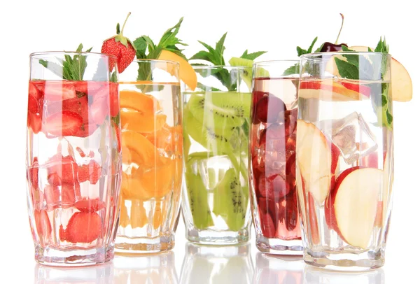 Vasos de bebidas de frutas con cubitos de hielo aislados en blanco — Foto de Stock