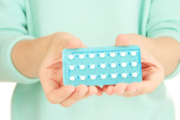 Pillole ormonali in mani femminili isolate su bianco — Foto Stock