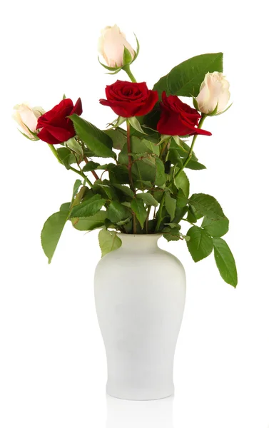 Vackra rosor i vas, isolerad på vit — Stockfoto