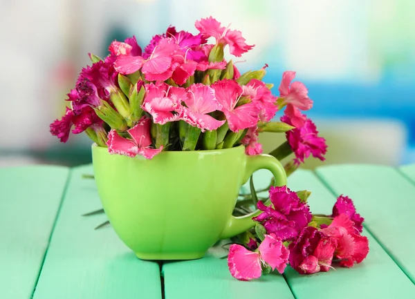 밝은 배경 색 나무 테이블에 카네이션의 꽃다발 — 스톡 사진