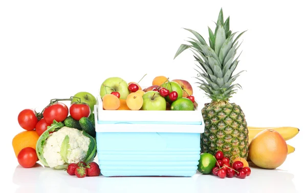 Frutas e legumes frescos em mini-frigorífico, isolados em branco — Fotografia de Stock
