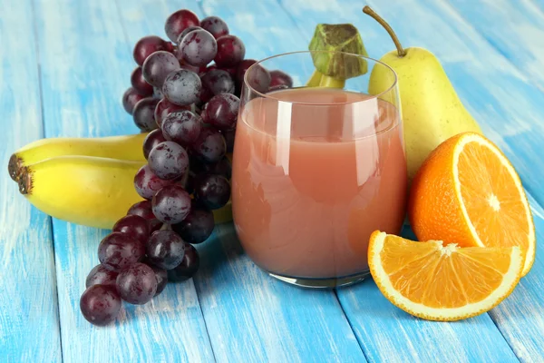 Glass of fresh juice on table close-up — Stock Photo, Image