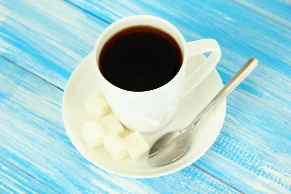 Kopp kaffe, på färg trä bakgrund — Stockfoto
