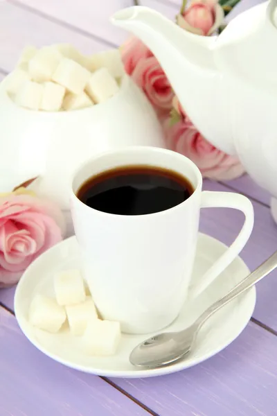 Tazza di caffè, su sfondo di legno a colori — Foto Stock