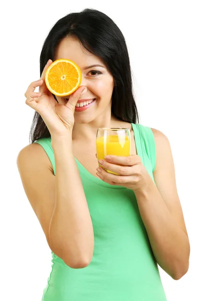 Menina com suco fresco e laranja isolado em branco — Fotografia de Stock