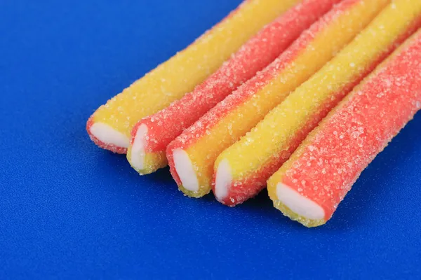 Dulces caramelos de jalea sobre fondo azul — Foto de Stock