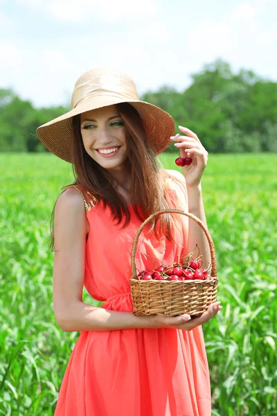 Portret van mooie jonge vrouw met bessen in het veld — Stockfoto