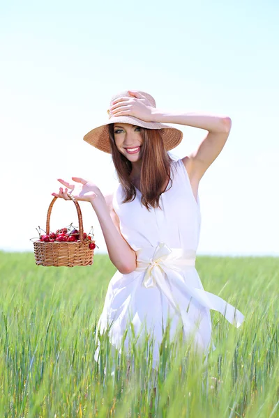 Porträt einer schönen jungen Frau mit Beeren auf dem Feld — Stockfoto