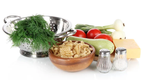 Ingredientes para cocinar pasta aislada en blanco — Foto de Stock