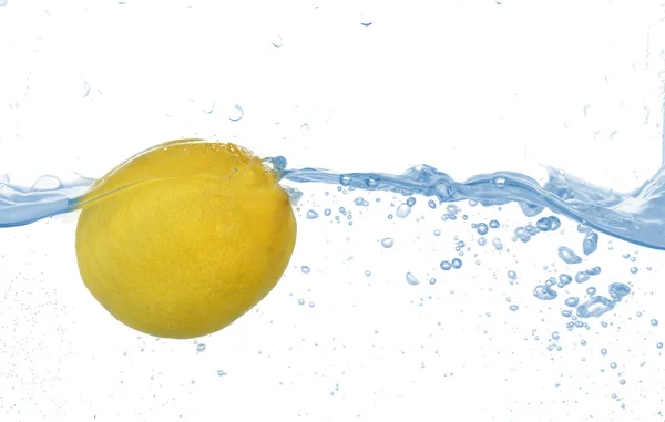 在水之下，孤立在白色的多汁柠檬 — 图库照片