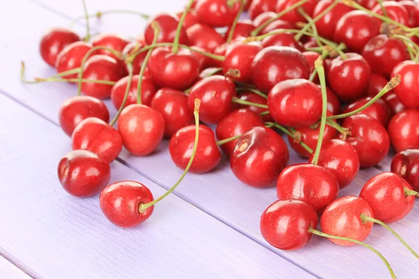 Bayas de cereza sobre mesa de madera — Foto de Stock