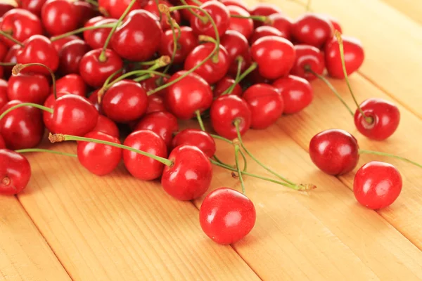 Bayas de cereza sobre mesa de madera — Foto de Stock