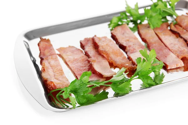 Bacon frito em bandeja de metal isolado em branco — Fotografia de Stock