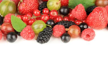 Olgun meyveler üzerinde beyaz izole