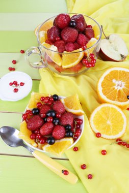 nuttige fruitsalade in glas cup en kom op houten tafel close-up