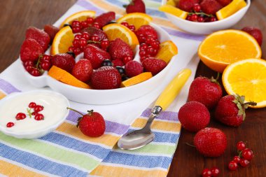 plaka üzerinde ahşap masa yakın çekim yararlı meyve salatası