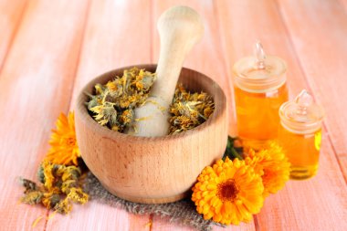 ilaç şişeleri ve ahşap zemin üzerine calendula çiçekler