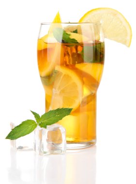 buzlu çay limon ve nane üzerinde beyaz izole