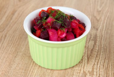 Tablo yakın çekim ıslak zeminde pancar salatası