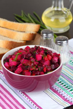 Tablo yakın çekim ıslak zeminde pancar salatası