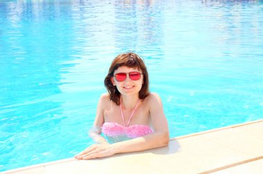 Yüzme havuzunda rahatlatıcı