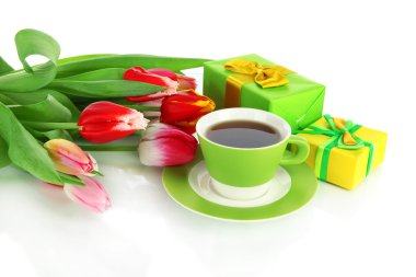 Hediyeler ve üzerinde beyaz izole çay ile kova güzel laleler