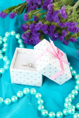 Mavi kumaş üzerine nişan yüzüğü