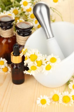 esans ve harç ahşap masa üzerinde papatya çiçeği.