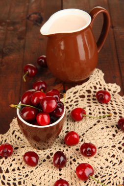 Olgun kırmızı kiraz meyveleri Kupası ahşap masa yakın çekim üzerinde