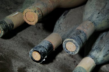 eski koyu arka plan üzerinde eski Bodrum şarap şişe