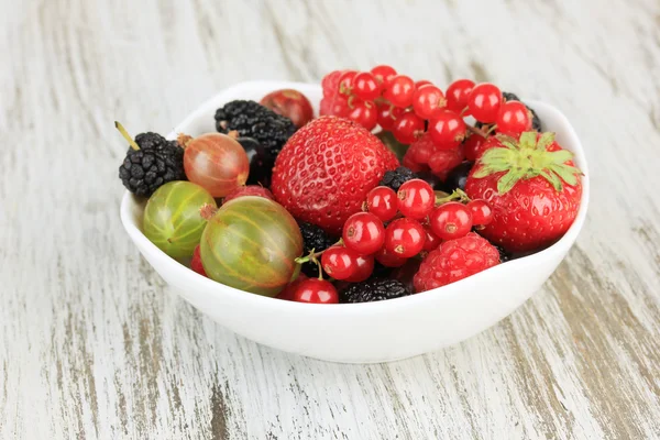 Ripe berries in bowl on table close-up — Stock Photo, Image
