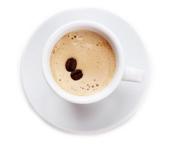 Kopje koffie met koffiebonen, geïsoleerd op wit — Stockfoto