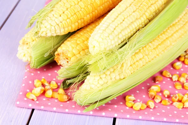 Légumes de maïs frais sur table en bois — Photo